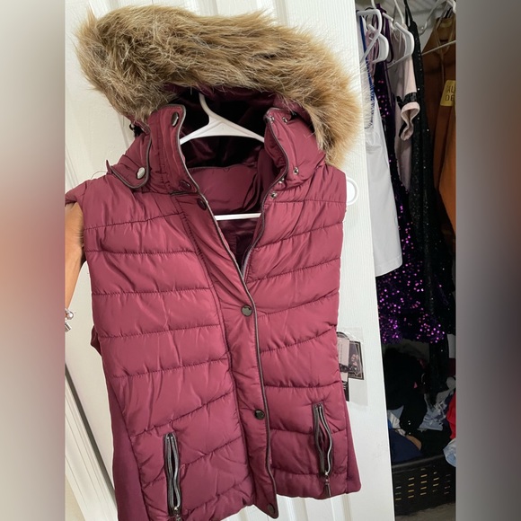 Sleeveless puffer coat. Never worn - Picture 3 of 3